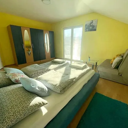 2 Etagen Mit Grossen Garten Vila *